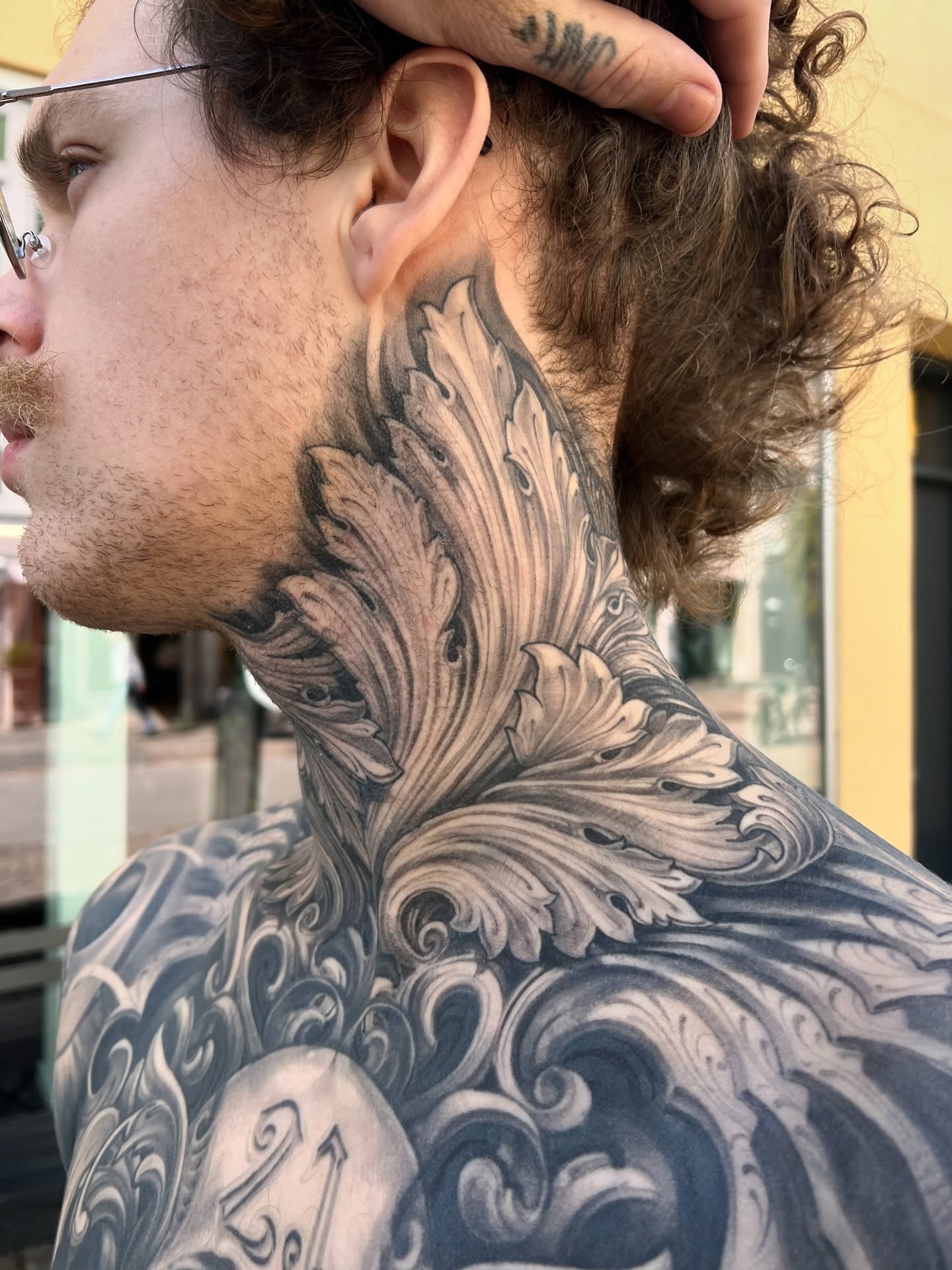 Akantus — tatovering fra Mads Thill, Flid Tattoo Roskilde