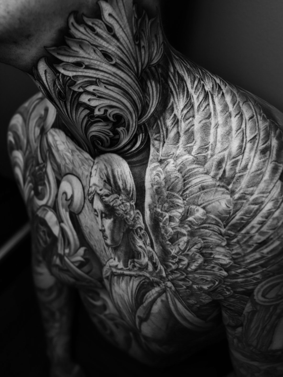 Falden engel — tatovering fra Mads Thill, Flid Tattoo Roskilde