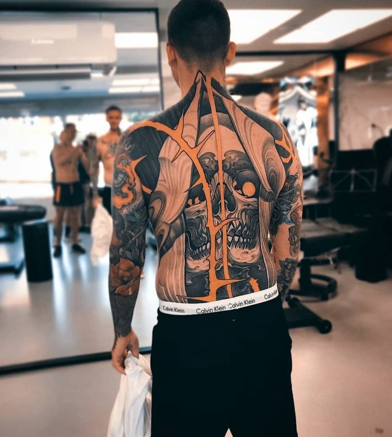 Tornekrone — tatovering fra Mads Thill, Flid Tattoo Roskilde