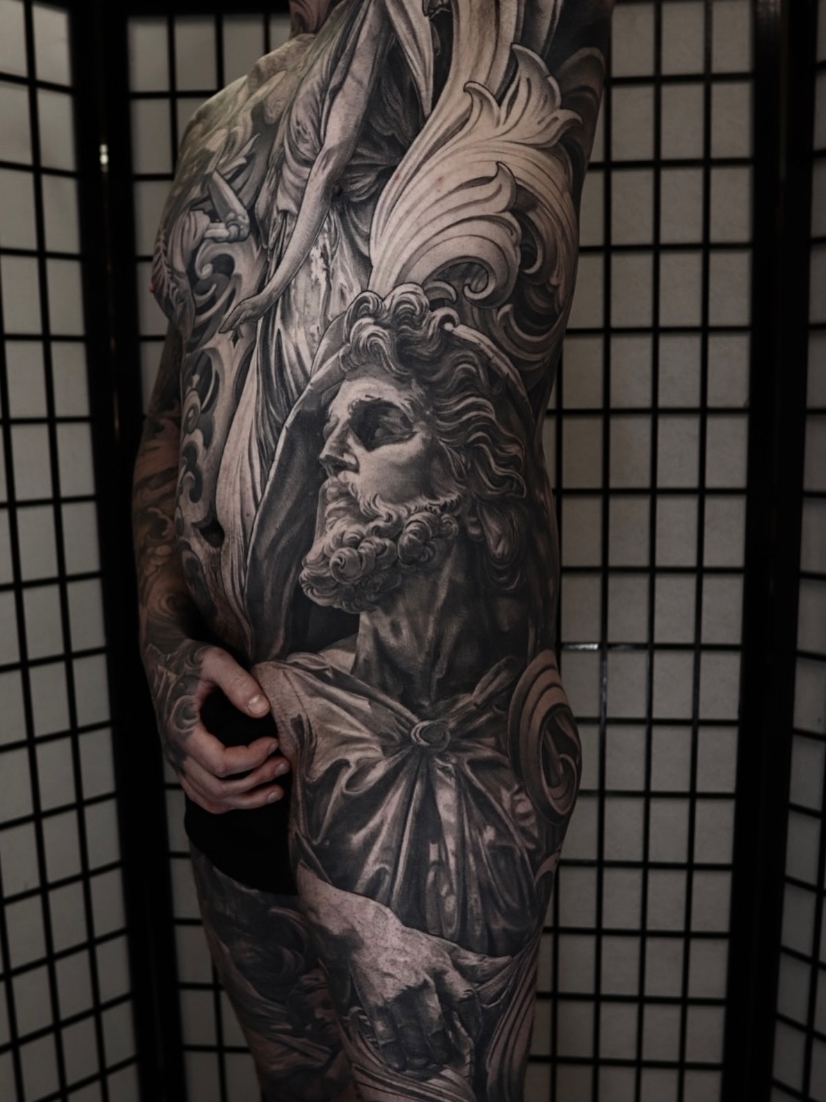 Statuen — tatovering fra Mads Thill, Flid Tattoo Roskilde