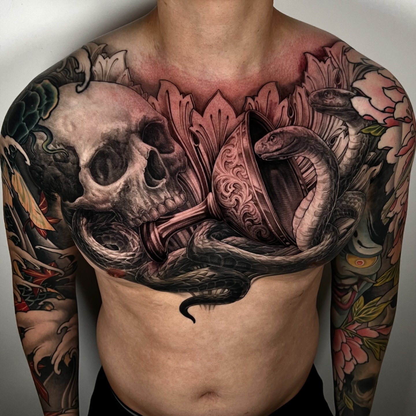 Kranie & slange — tatovering fra Mads Thill, Flid Tattoo Roskilde